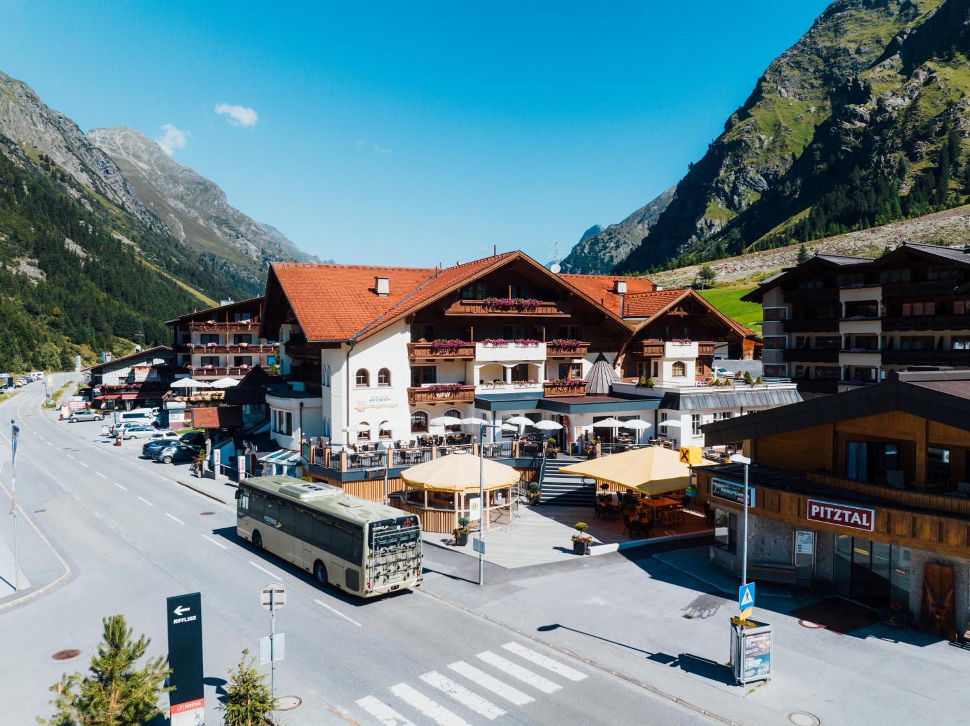 Hotel Mittagskogel Pitztal ザンクト・レオンハルト・イム・ピッツタール エクステリア 写真