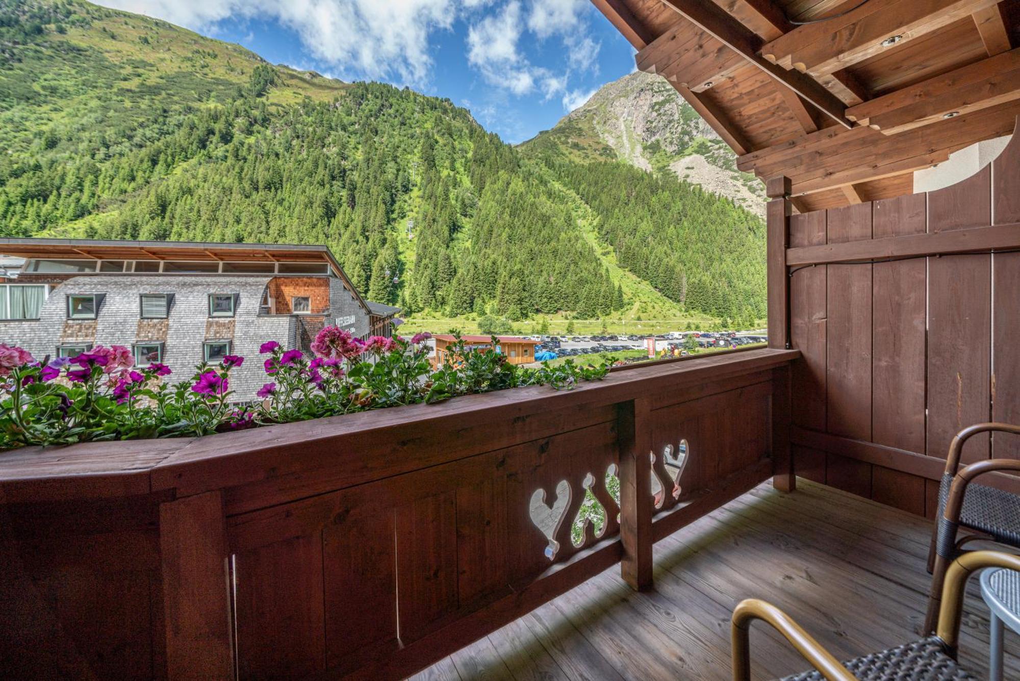 Hotel Mittagskogel Pitztal ザンクト・レオンハルト・イム・ピッツタール エクステリア 写真
